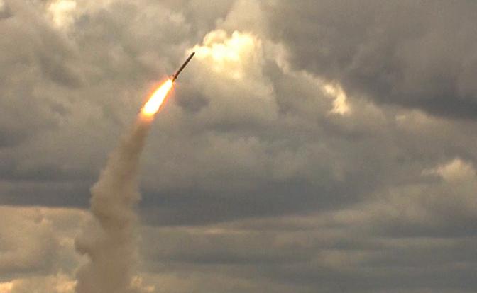 На фото: боевое применение крылатой ракеты оперативно-тактического ракетного комплекса (ОТРК) "Искандер-М"