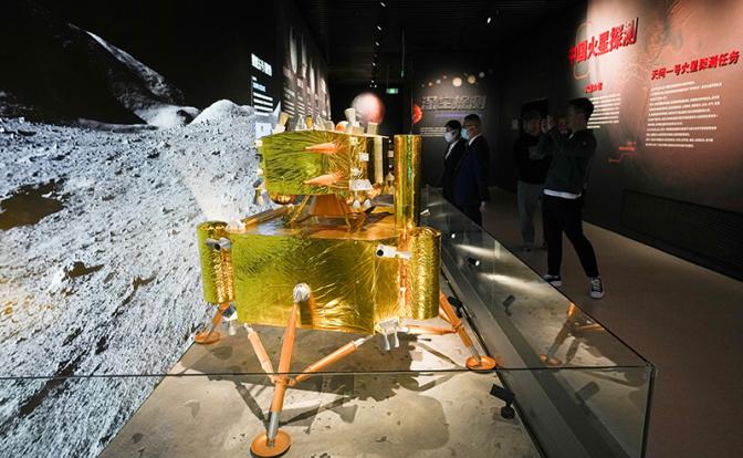 На фото: модель лунного зонда "Чанъэ-5" в Китайском музее космонавтики в Пекине
