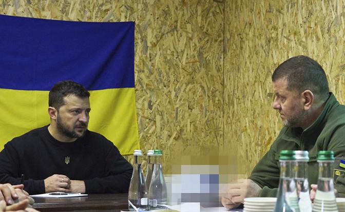 На фото: президент Украина Владимир Зеленский и главнокомандующий Вооружёнными силами Украины Валерий Залужный (слева направо)