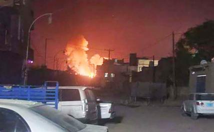 На фото: пожар авиаудара, нанесенного Соединенными Штатами и Великобританией вблизи города Сана в Йемене