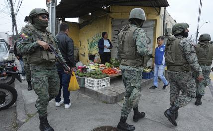 На фото: военнослужащие Эквадора во время патрулирования улиц Кито