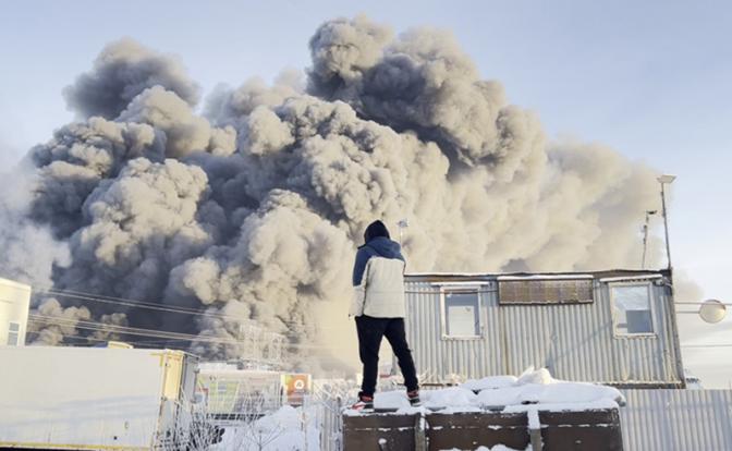 На фото: дым от пожара в складском помещении Wildberries на Московском шоссе. Поселок Шушары.