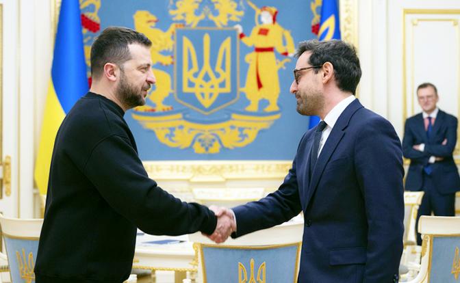 На фото: президент Украины Владимир Зеленский, министр иностранных дел Франции Стефан Сежурне (слева направо) во время встречи.