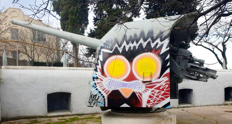 На фото: граффити — изображение кота на бронебашне 11-й береговой батареи.
