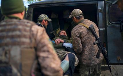 На фото: во время эвакуации раненых украинских солдат