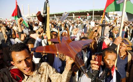 На фото: митинг в Сане, Йемен, в знак протеста против авиаударов США и Великобритании.