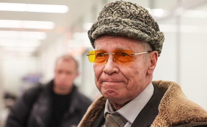 На фото: военный пенсионер Борис Катков во время общения с прессой в аэропорту Храброво