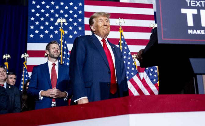 На фото: бывший президент США и кандидат в президенты от Республиканской партии Дональд Трамп (в центре) во время выступления после подсчета голосов на первичных выборах.