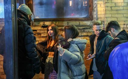 На фото: очередь в ночной клуб "Мутабор" в Москве.