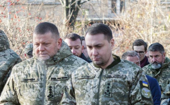 На фото: главком ВСУ Валерий Залужный и руководитель разведки Украины Кирилл Буданов (слева направо)