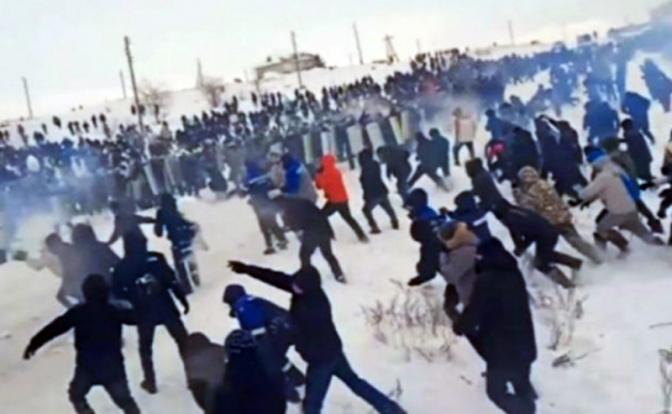 На фото: беспорядки у здания суда в городе Баймак