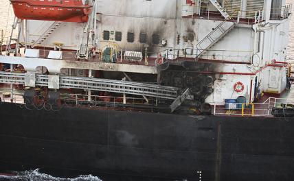 На фото: принадлежащий США корабль Genco Picardy, который подвергся атаке в среду с беспилотника с бомбой, запущенного йеменскими повстанцами-хуситами в Аденском заливе