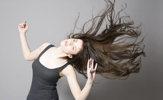 Врач рассказала, как восстановить цвет волос при ранней седине