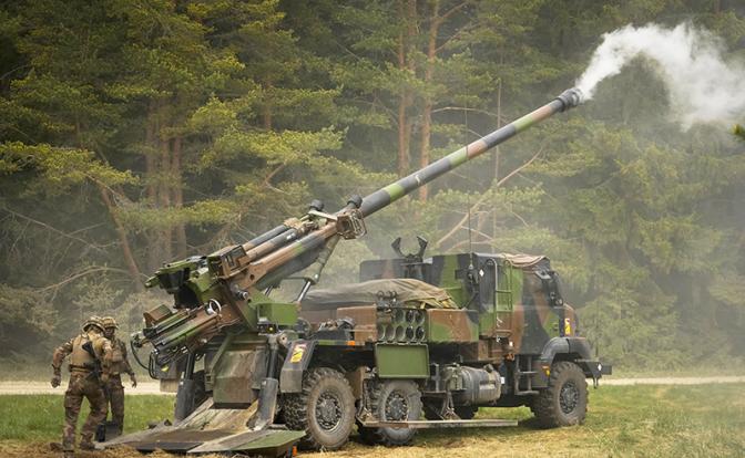На фото: военнослужащие ведут огонь из самоходной гаубицы CAESAR