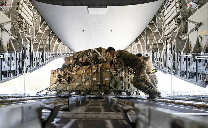 На фото: отгрузка боеприпасов для отправки на Украину
