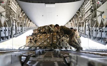 На фото: отгрузка боеприпасов для отправки на Украину
