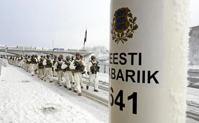 На фото: эстонский пограничный знак на границе с Россией