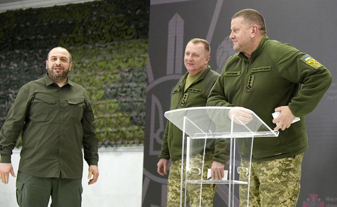На фото: министр обороны Украины Рустем Умеров, начальник Генерального штаба Вооруженных Сил Украины генерал-лейтенант Сергей Шаптала и главнокомандующий Генерал Вооруженных Сил Украины Валерий Залужный (слева направо) во время пресс-конференции в Киеве