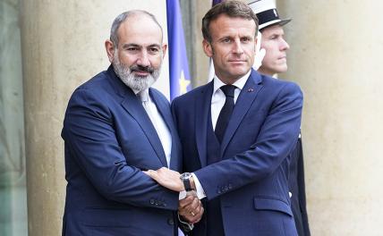 На фото: президент Франции Эмманюэль Макрон (справа) и премьер-министр Армении Никола Пашинян (слева) в Париже