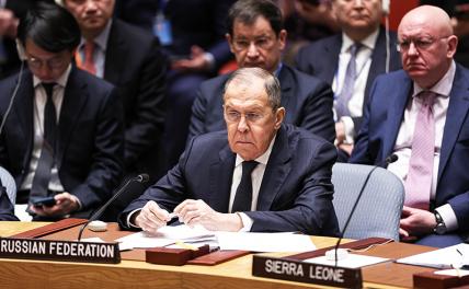На фото: министр иностранных дел РФ Сергей Лавров (на первом плане), постоянный представитель России при ООН Василий Небензя (на втором плане справа) на заседании Совета Безопасности ООН по Украине