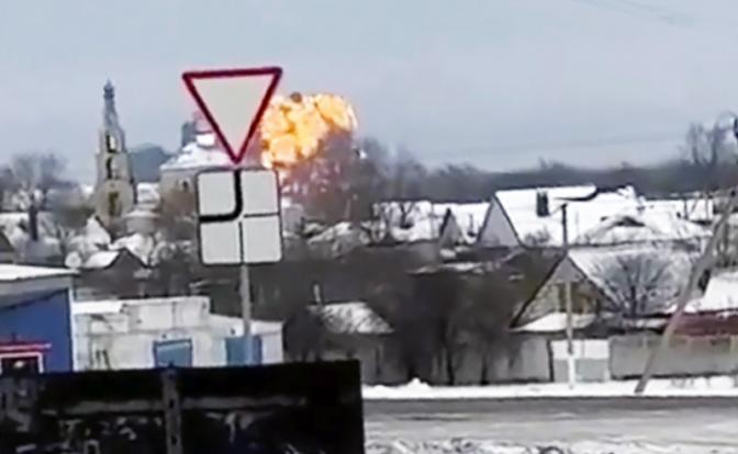 На фото: пламя после крушения военного самолета у села Яблоново Корочанского района.