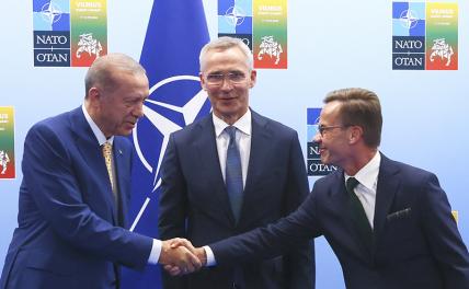 На фото: президент Турции Реджеп Тайип Эрдоган, генеральный секретарь НАТО Йенс Столтенберг и премьер-министр Швеции Ульф Кристерссон (слева направо)