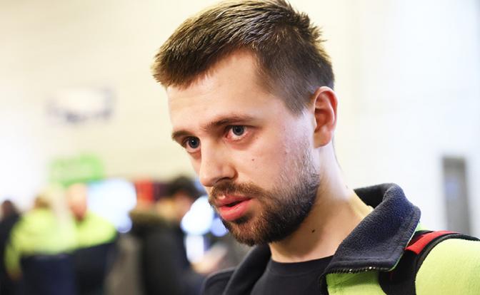 На фото: медик Игорь Сывороткин во время возвращения в международном аэропорту Внуково.