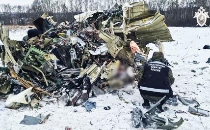 На фото: обстановка на месте крушения транспортного самолета Ил-76 ВКС РФ.