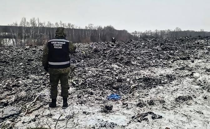 На фото: обстановка на месте крушения самолета Ил-76 в Белгородской области