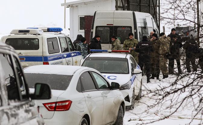 На фото: обстановка у места крушения самолета Ил-76 в Белгородской области