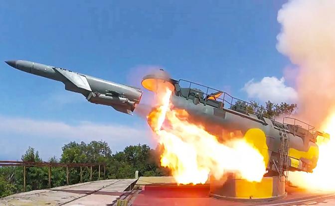 На фото: пуск противокорабельной ракеты П-35 береговым ракетным комплексом "Утес"