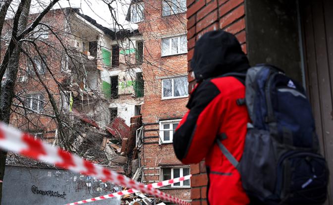 На фото: последствия обрушения подъезда пятиэтажного дома.