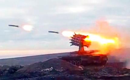На фото: стрельба российского танка Т-80Б с бомбометом «Смерч-2»