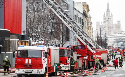 На фото: сотрудники МЧС России на месте пожара в Театре Сатиры.