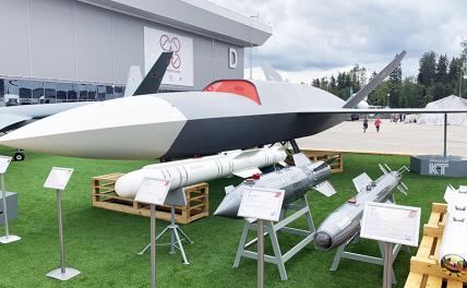 На фото: ударный беспилотный летательный аппарат (БЛА) "Гром" (слева) на открытой экспозиции АО "Кронштадт" на международном военно-техническом форуме "Армия-2020"