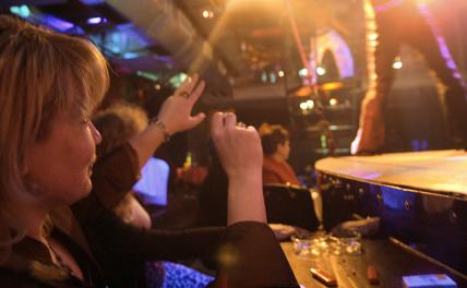 Экс-губернатора шокировал мужской стриптиз в ульяновском ночном клубе, проводится проверка