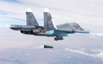 На фото: российский многофункциональный истребитель-бомбардировщик Су-34 во время нанесения авиационного удара