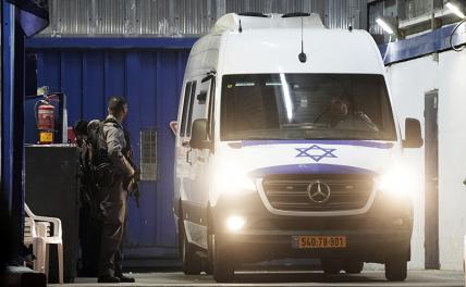 На фото: подготовка к обмену заложников между Израилем и палестинским ХАМАС