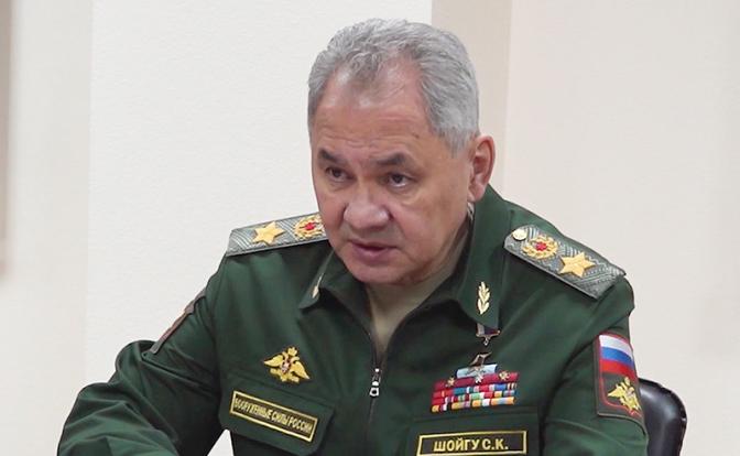 На фото: министр обороны РФ Сергей Шойгу во время совещания по производству самоходных артилерийских установок (САУ).