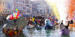 Безудержное веселье и буйство красок: в Венеции проходит ежегодный карнавал