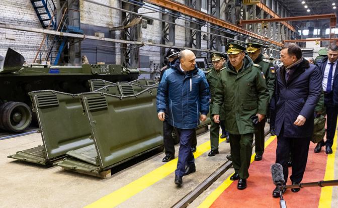 На фото: министр обороны РФ Сергей Шойгу (в центре на первом плане) проинспектировал на АО "Уральский завод транспортного машиностроения" выполнение государственного оборонного заказа по производству и ремонту самоходных артиллерийских систем