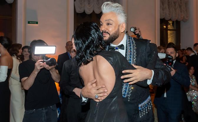 В Москве застройщик отказался продавать дом иноагентам и участникам голой вечеринки