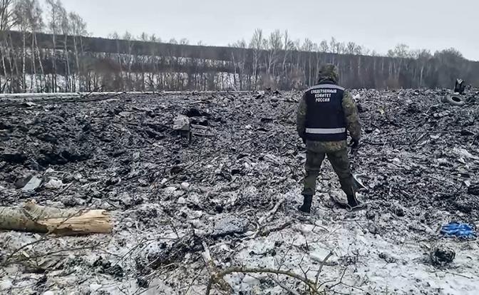 На фото: на месте крушения самолета Ил-76 в Белгородской области