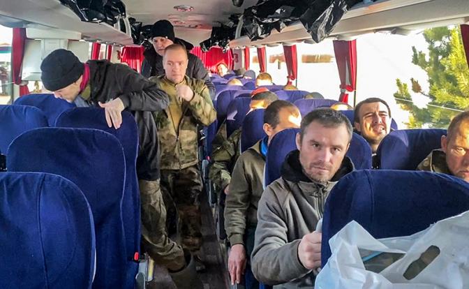 На фото: возвращение российских военнопленных