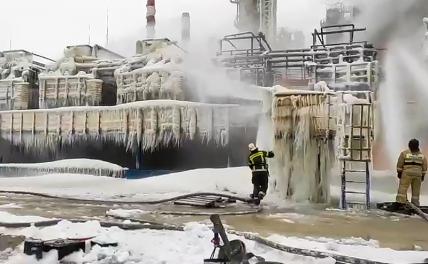 На фото: тушение пожара в терминале компании "Новатэк" в порту Усть-Луга, 20 января