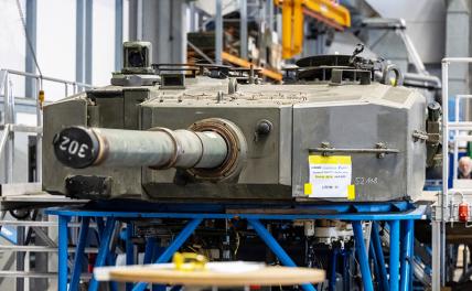 На фото: производство военной техники и вооружения на заводе концерна Rheinmetall
