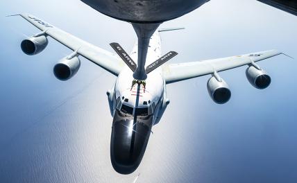 На фото: Boeing RC-135W Rivet Joint