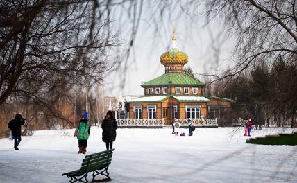 На фото: туристы на территории «Волжской усадьбы» в Харбине