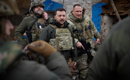 На фото: президент Украины Владимир Зеленский (в центре)