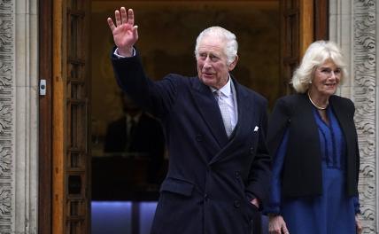 На фото: король Великобритании Карл III и королева Камилла покидают частную больницу
